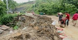 টানা বৃষ্টিতে জনজীবন বিপর্যস্ত, পাহাড় ধসের আশঙ্কা